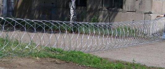 Portable concertina wire barrier